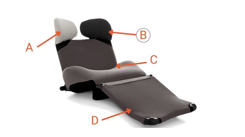 Schwarzer Cassina Wink Sessel mit braunem Bezug und separatem, schwarzem Kopfstützenbezug rechts.